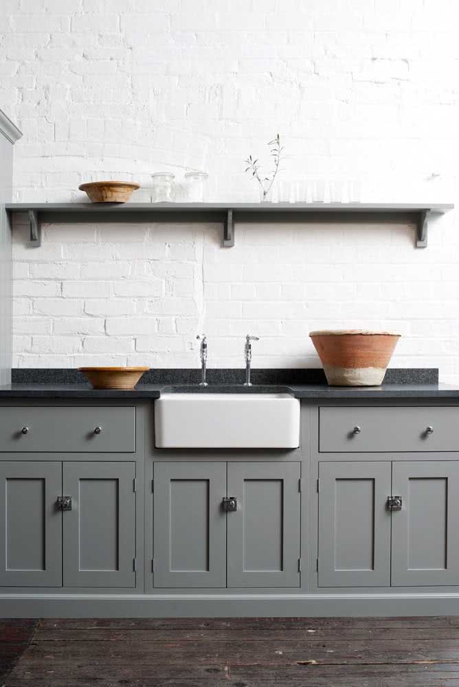 16 - This kitchen that strolls through the rustic and the modern brings a black granite countertop matching the shelf.