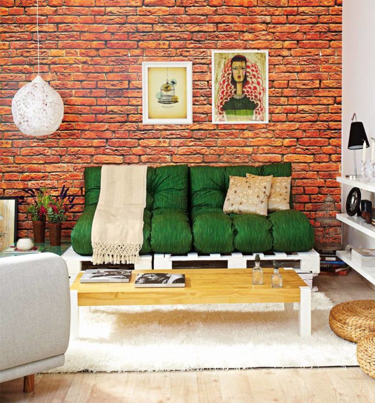 18. In this living room, the choice was for a white pallet sofa with green pillows
