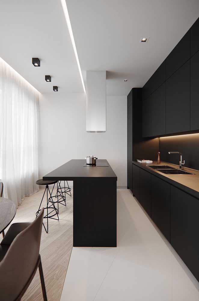 20. Small kitchen in a linear format; emphasis on the contrast between the black of the furniture and the white of the walls.