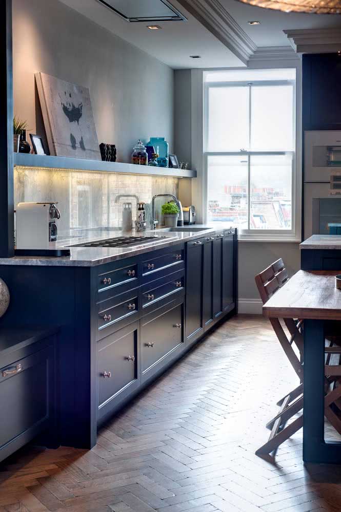 21 - The blue cupboard of this kitchen was even more beautiful with the light gray granite stone.