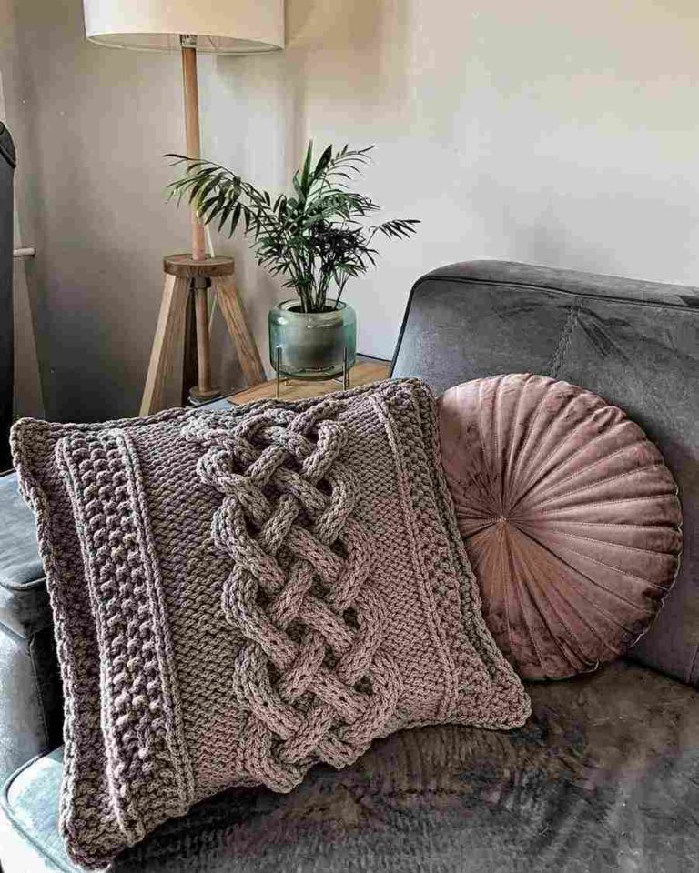 22 - Decoration with knitted pillow with braid