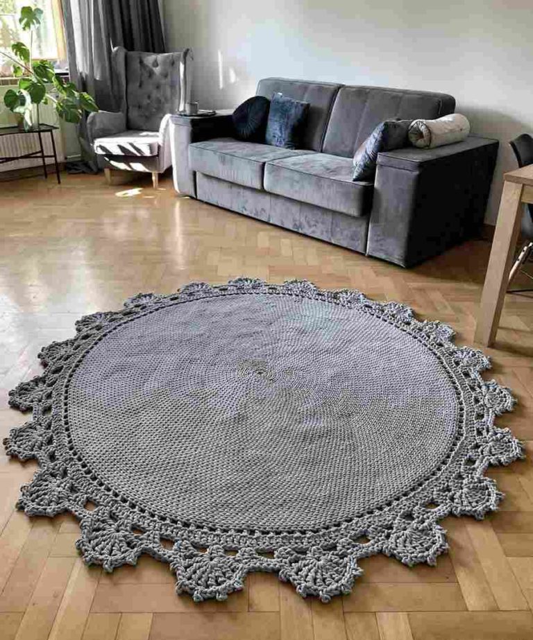 23 - Room decoration with round crochet rug