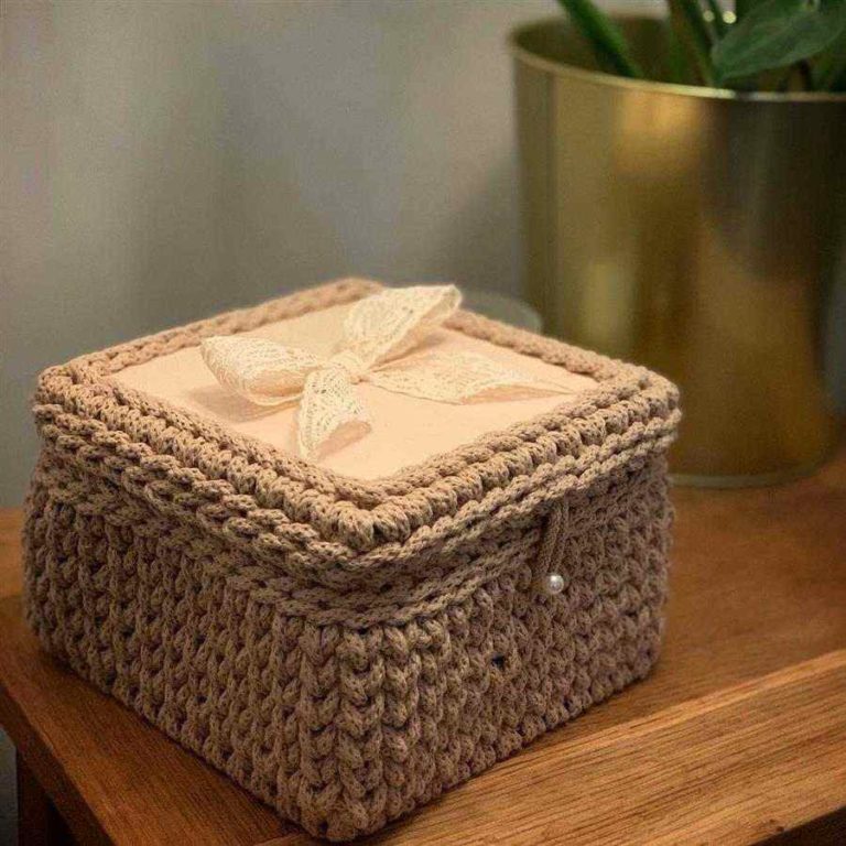 25 - Super delicate crochet organizer box