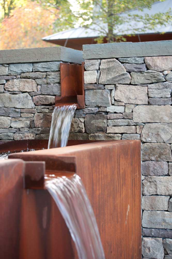 25. Because it is highly resistant, corten steel is widely used in the external decoration of the house.