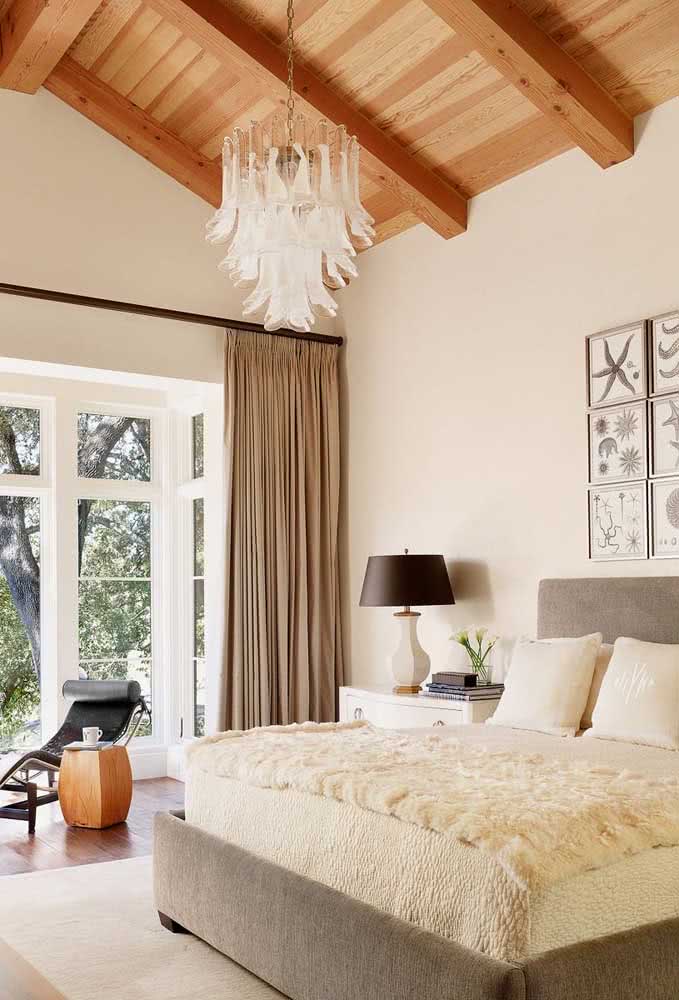 27 - Look at the luxury of this glass pendant chandelier on the bed.