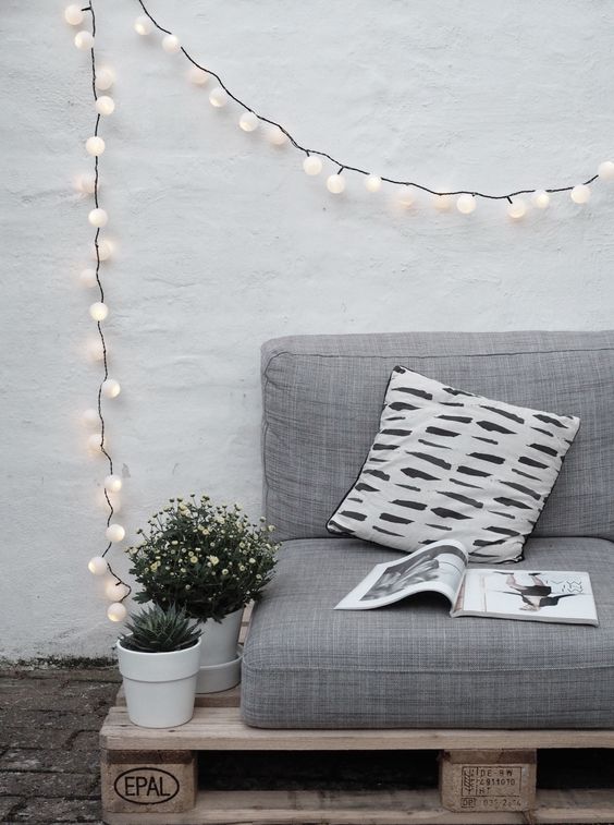 30. Make the corner of the sofa much more stylish with the light wire