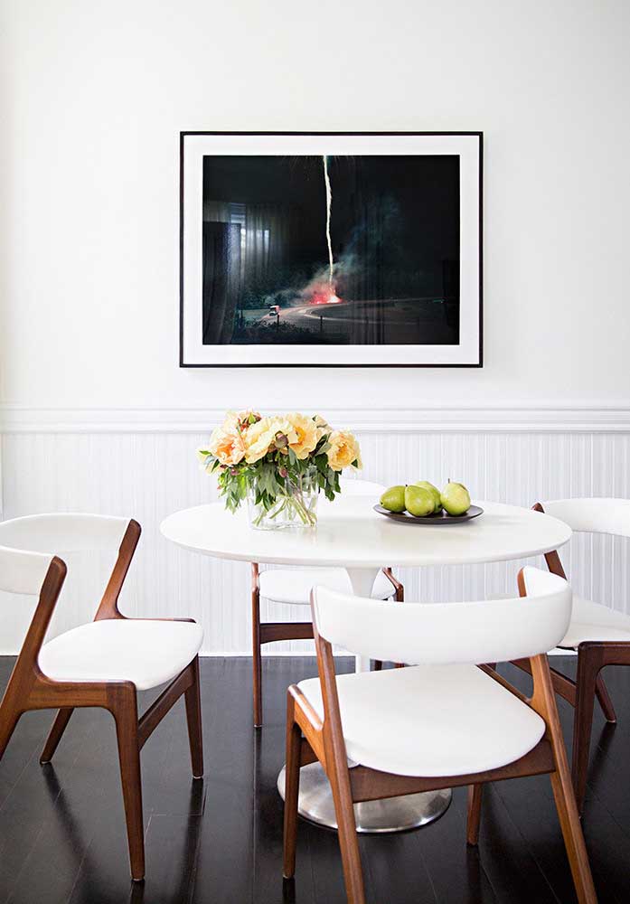 30. Small, simple dining room decor. The white and wood tones are the highlight here.