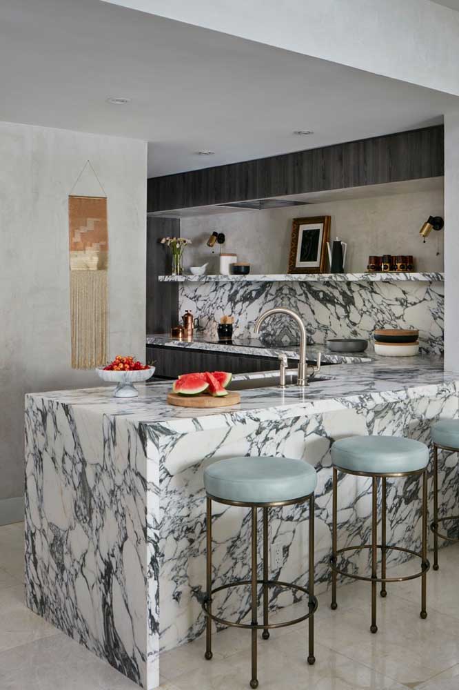 32. This small American kitchen bet on the use of marble to stand out.