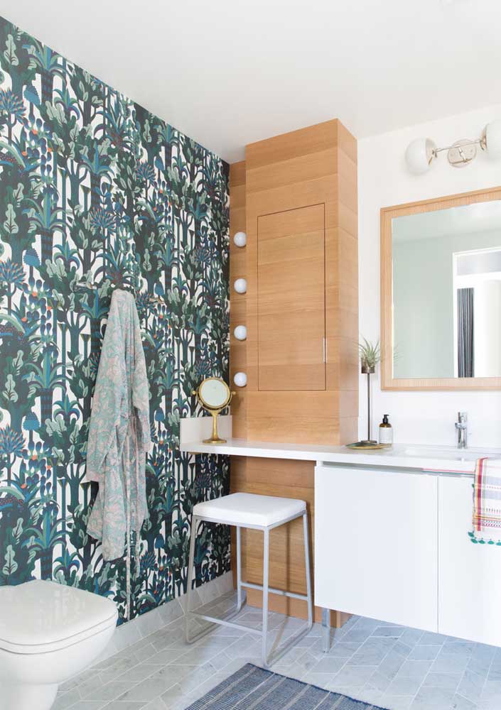 33. Wallpaper is a simple and inexpensive decoration solution for the bathroom.