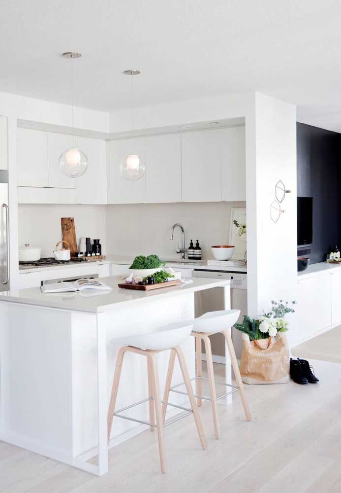 33. White American kitchen with island; a timeless model that is always in evidence.