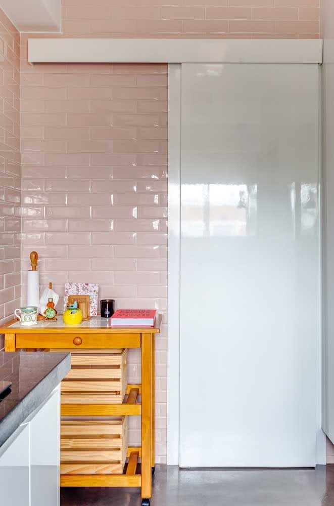 35 - The pink ceramic made a beautiful composition with the white sliding door.