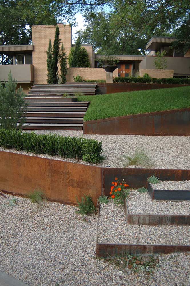 35. Corten steel is a great option for decorating gardens and backyards.
