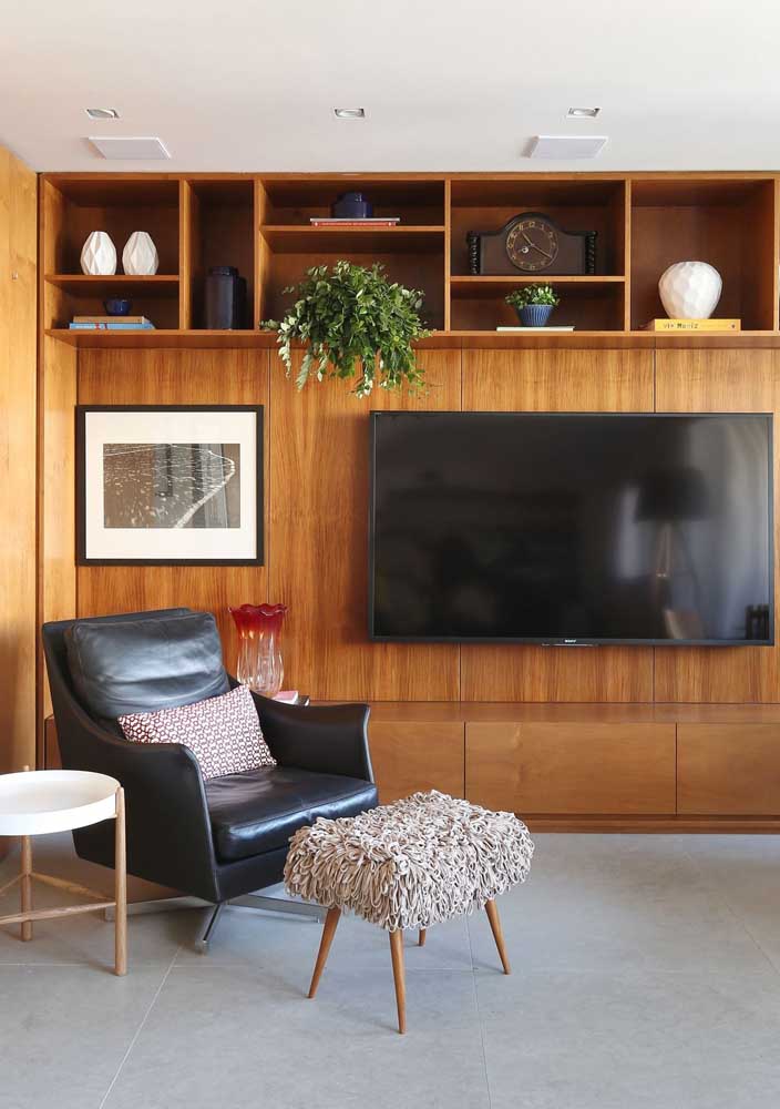 36. TV panel with rack and shelves: functional and beautiful.