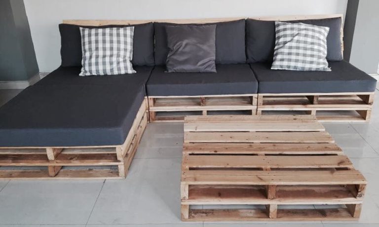 39. A pallet sofa can even have a beautiful chaise to make it much more comfortable