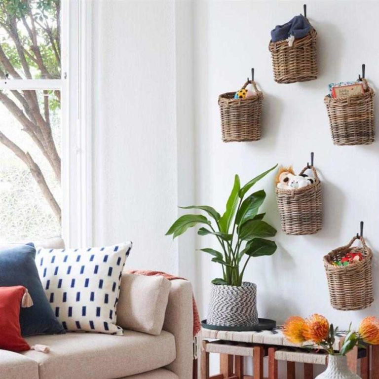 40 - Wicker baskets hanging on the wall to organize and decorate