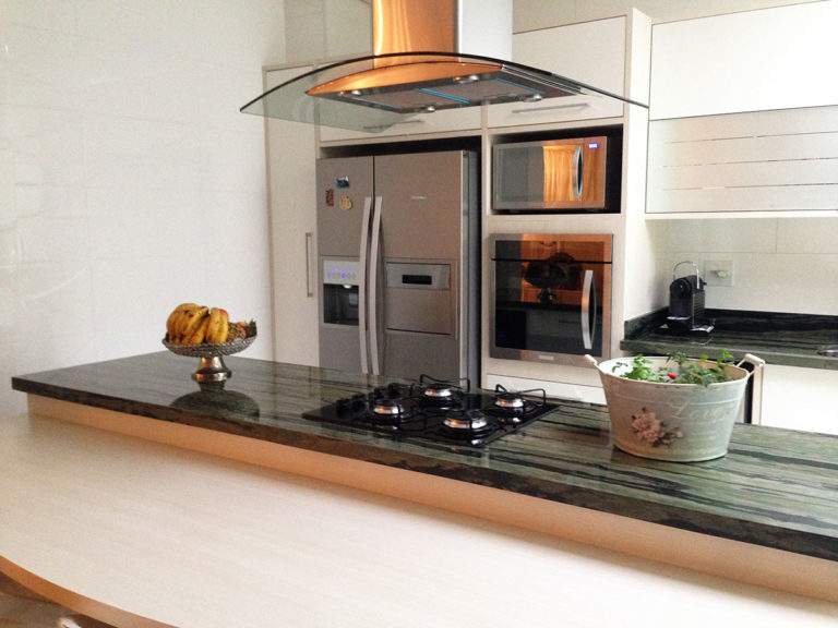 42. Design with wooden bench and island with cooktop and hood