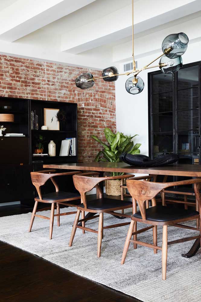 43. Brick wall: rusticity tailored to the dining room.