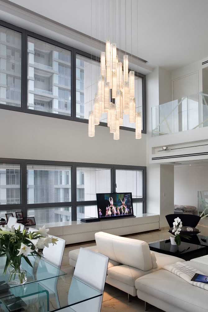 44 - A glass pendant chandelier to light and brighten the integrated environments.