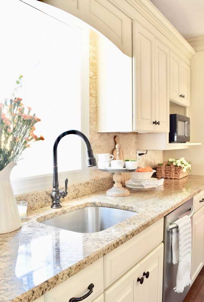 7 - The classic kitchen bet on the yellow granite countertop to gain comfort.