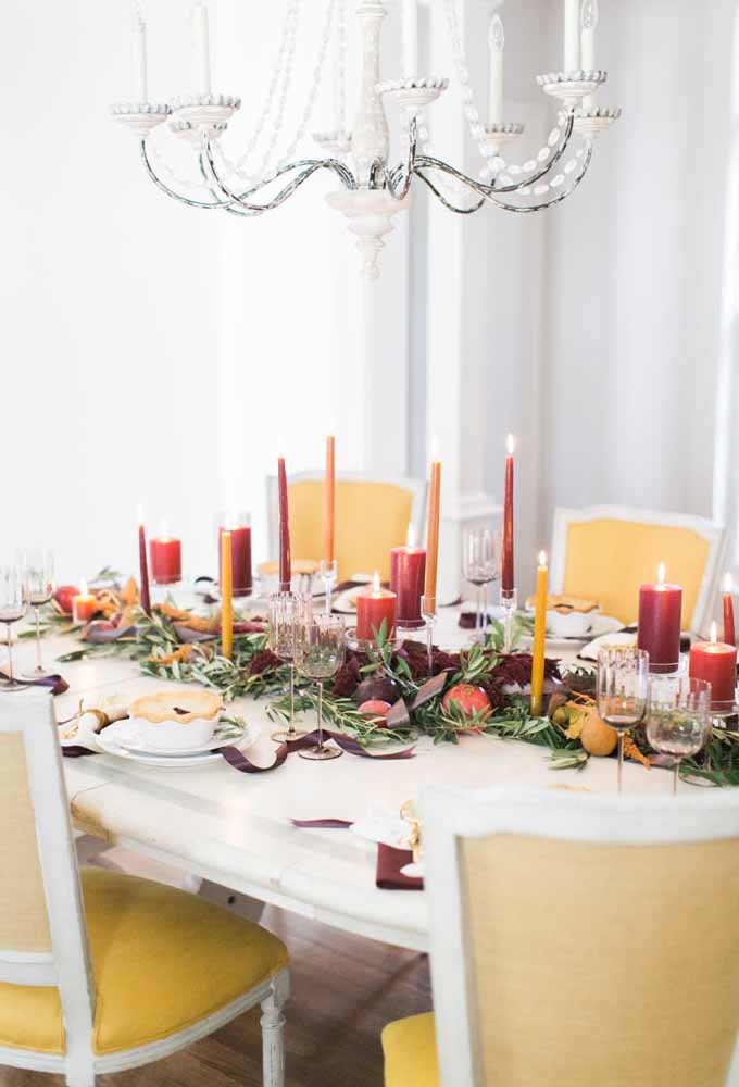 01. A mix of different types and sizes of candles is perfect for a more intimate Christmas dinner.