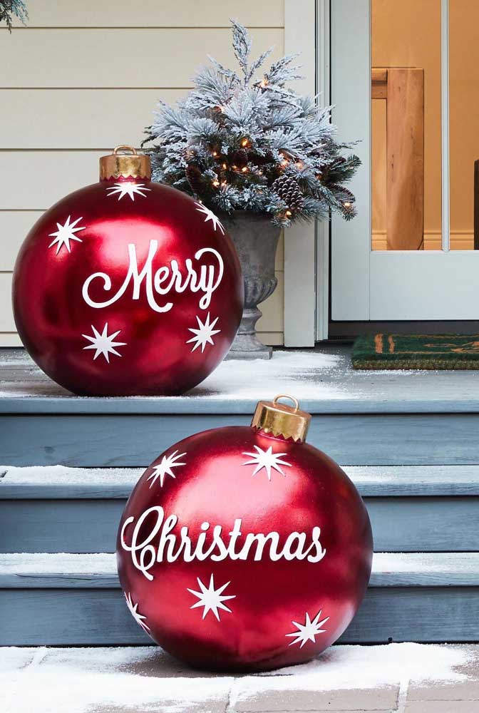 02. How about making big Christmas balls to put in the entrance of the house?