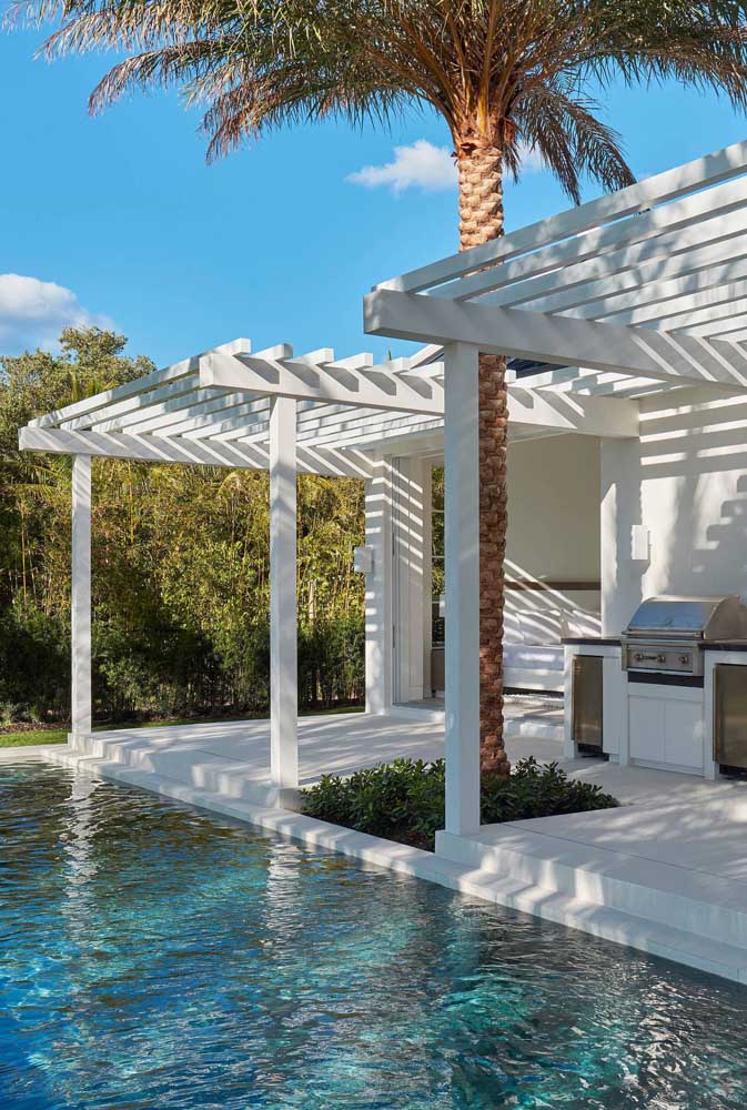 02. Recreation area with barbecue integrated into the pool. The pergola guarantees that umbrella on sunny days.