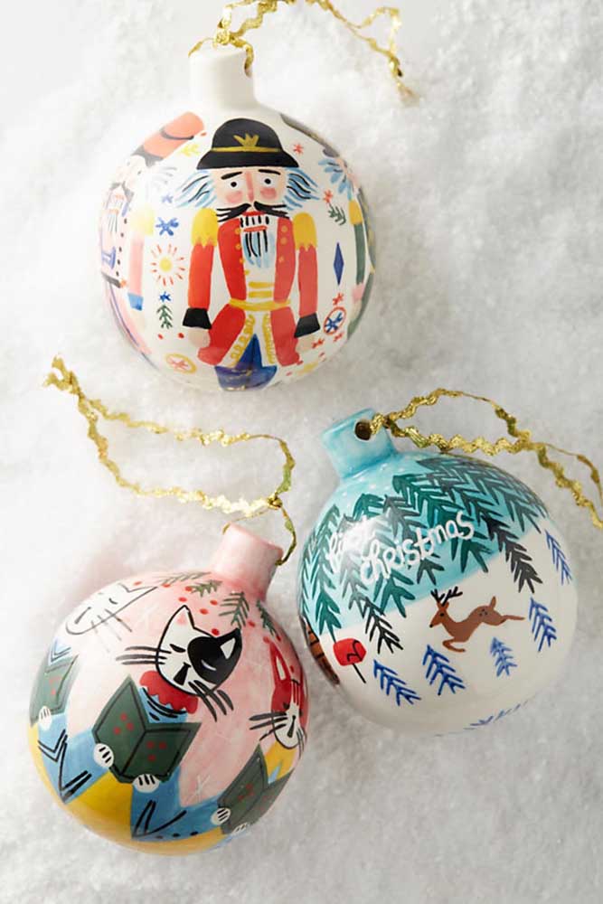 03. Handmade Christmas balls are great options for those who want to exercise their artistic side.