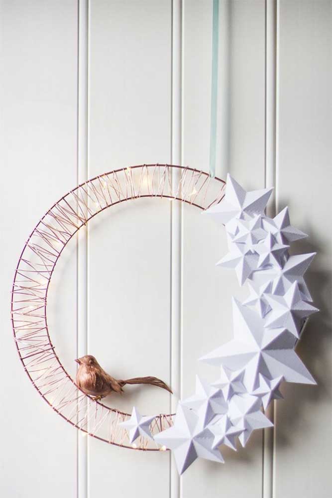 Modern and Minimalist Christmas Wreath With Wire Strands and LED Lights