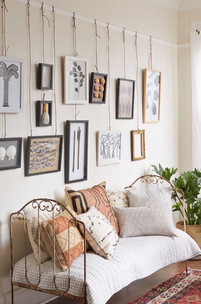 06. How about investing in hanging frames to make a panel in the bedroom? The result is very different and creative.