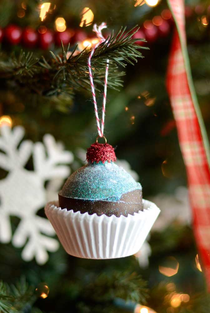 08. To make your guests mouth water, decorate the Christmas tree with sweets.