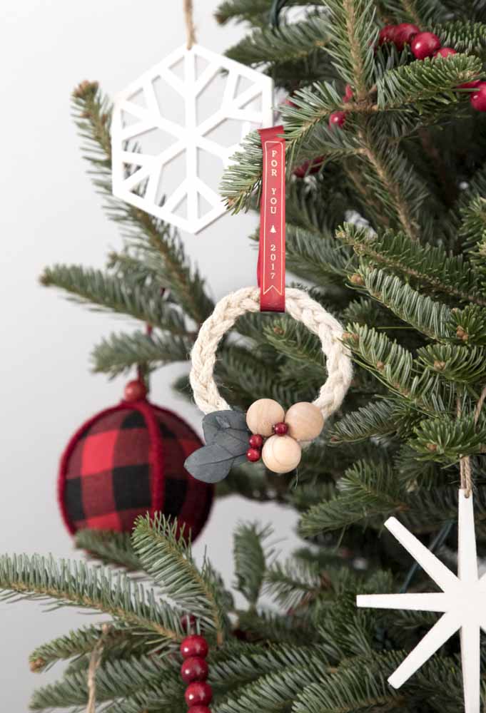 10. Make the Christmas tree ornaments yourself. In addition to being economical, it can be a therapy