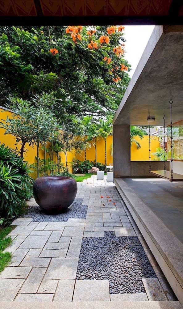 11. In this modern garden, the São Tomé stone floor was interspersed with the use of pebble stones.
