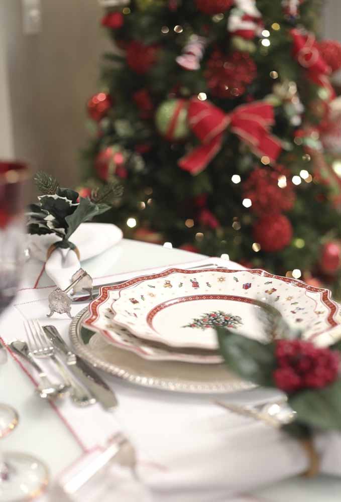 15. Plates decorated with Christmas symbols to compose the supper table