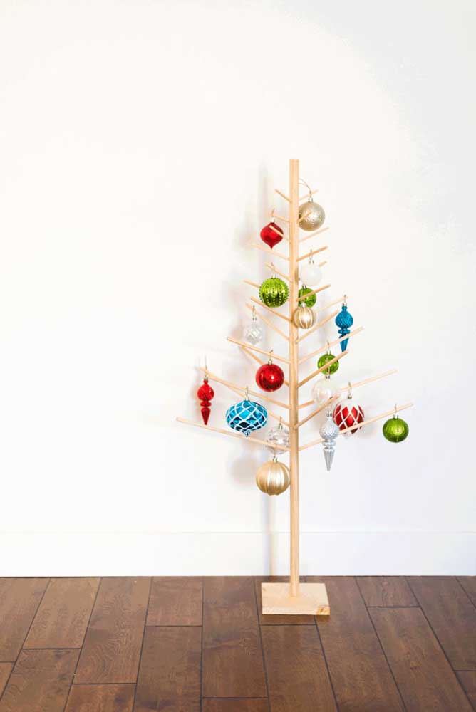 16. Regardless of the tree, Christmas baubles cannot be missing from the decoration.