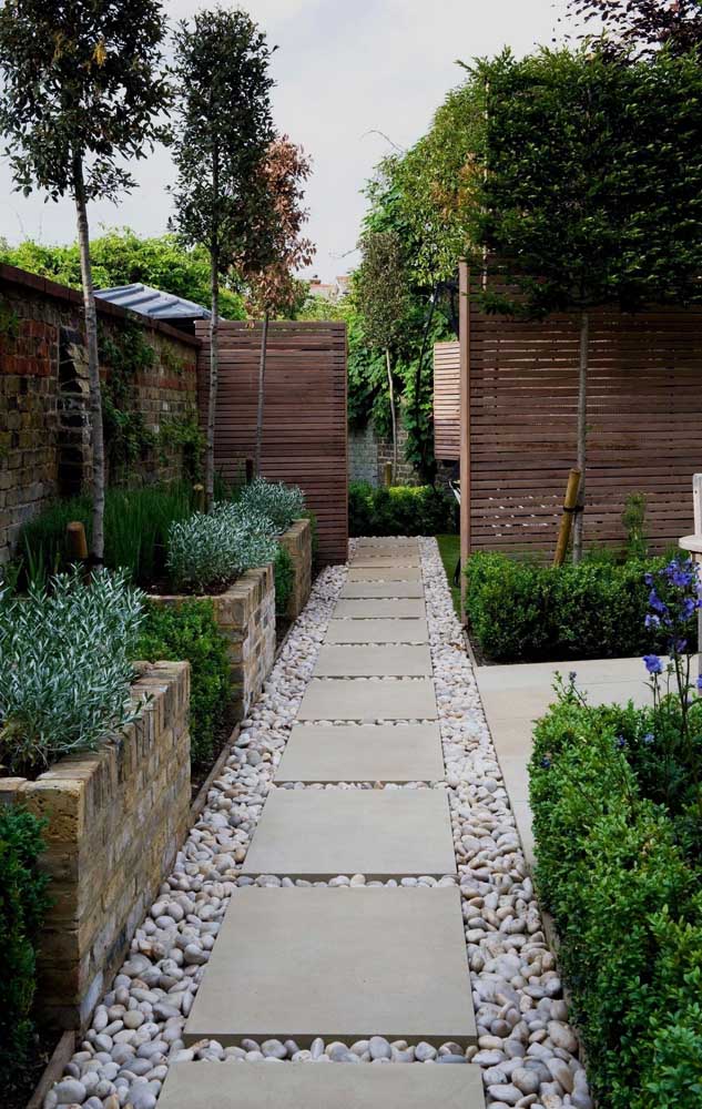 17. Here, the granite slabs superimposed on the pebbled stones form a beautiful path through the garden.