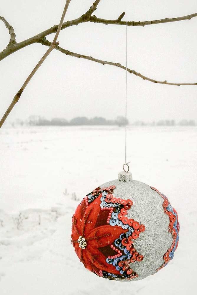 18. In summer or winter, the Christmas ball is already a Christmas tradition.