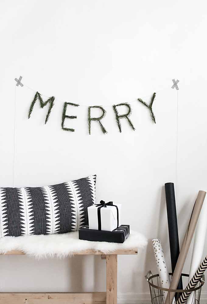 19. Black color can also be part of the Christmas decoration