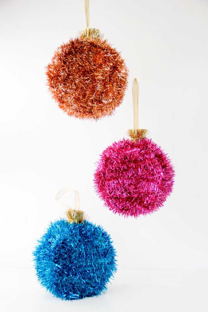 21. Or use another type of material to make sparkly Christmas baubles.