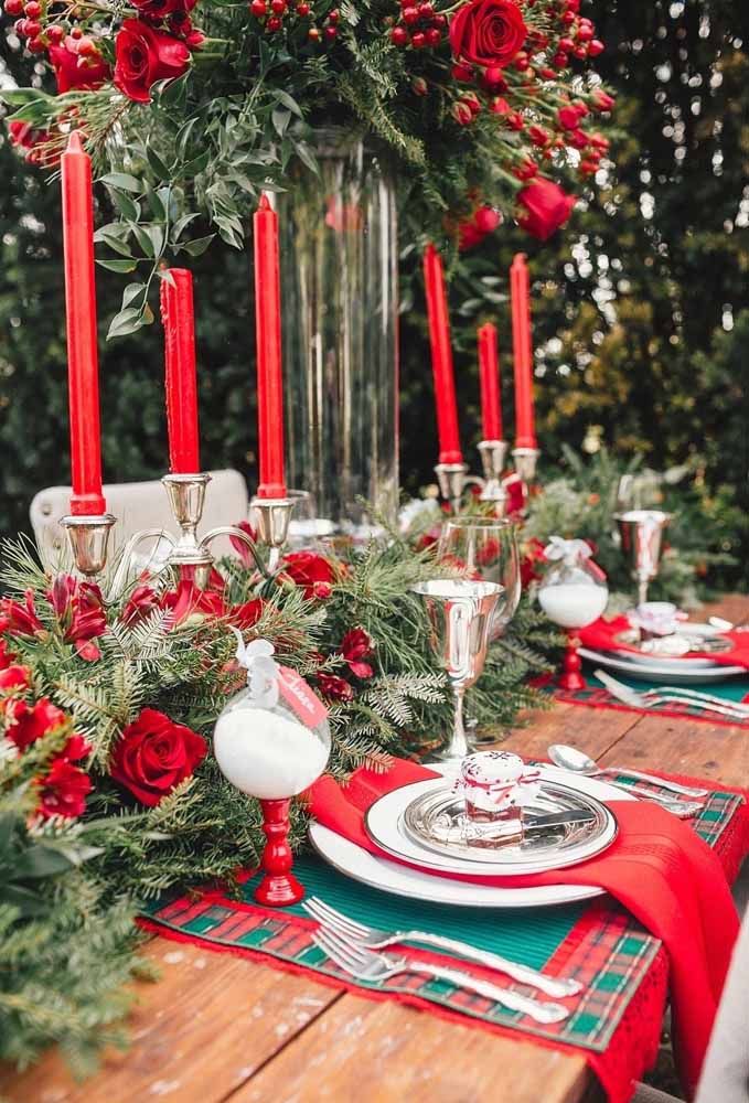 21. Prepare a classic table using silver pieces and Christmas colored items