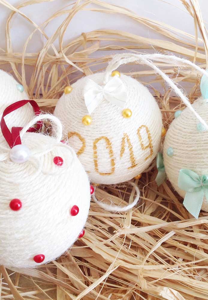 23. Did you know that it is possible to make personalized Christmas balls with string?