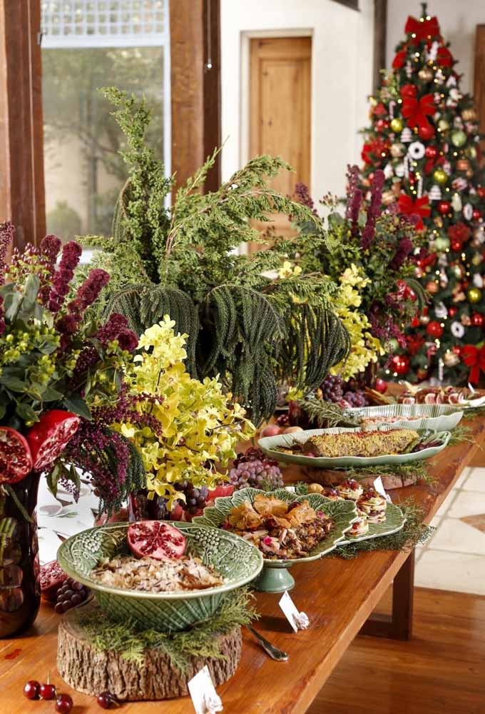 29. Mix lots of leaves, fruits, flowers and delicious fruits to decorate the supper table