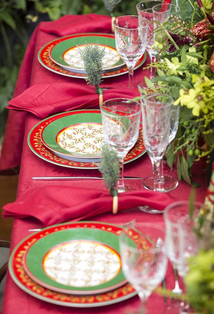 32. How about making a traditional Christmas table?