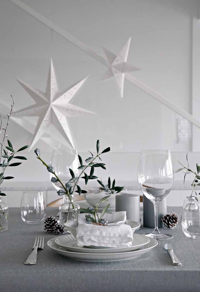 39. Make a combination of white and gray to decorate the supper table