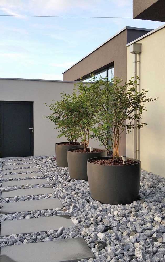 41. Crude construction stones guarantee the modernity and style of this garden.