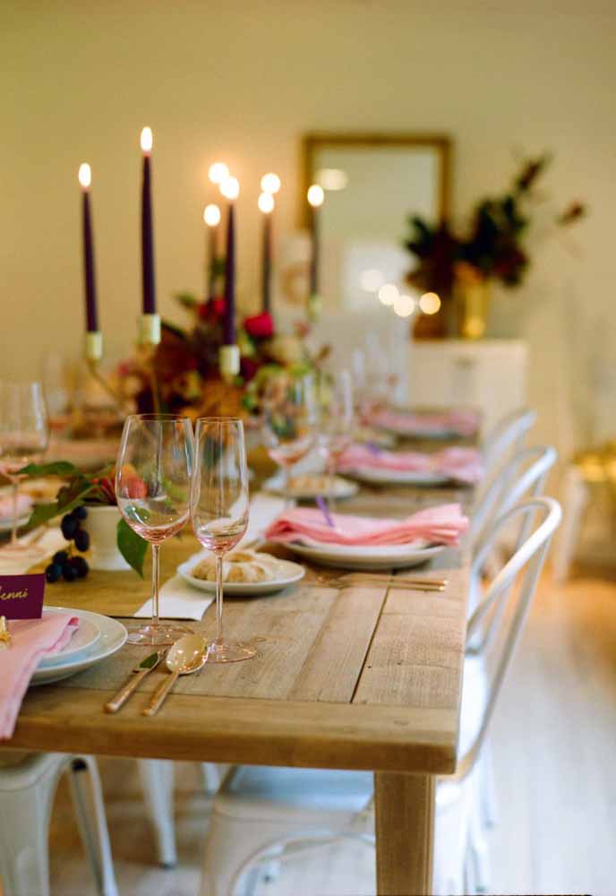 42. The wooden table gives the special touch to this Christmas dinner