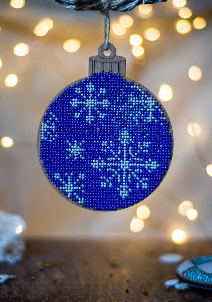 43. How about using beads to make blue Christmas balls?