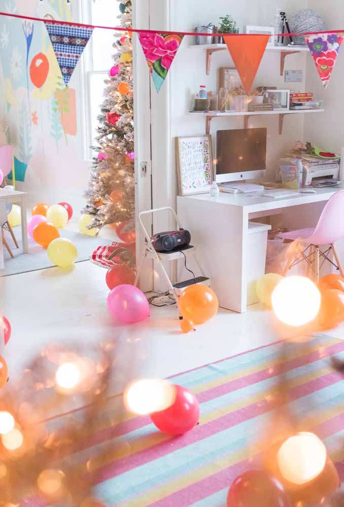48. Simple and cheap Christmas decoration: colourful decorations to liven up the party