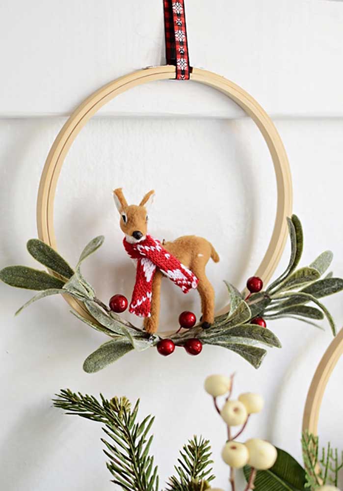 A Simple Wreath With a Single Christmas Symbol