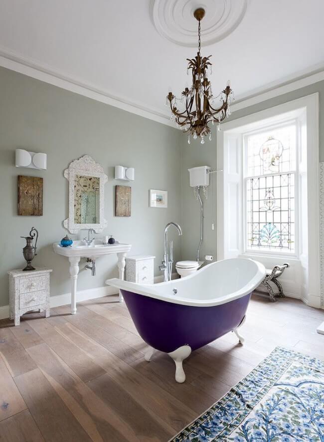 Bathtub with external enamel purple