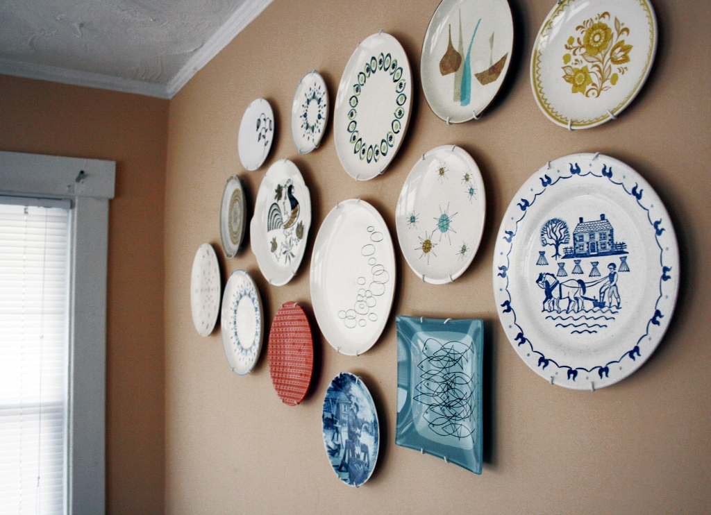 decorating wall in kitchen with plates
